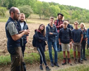 Die Ökosysteme der Rhön erleben und verstehen – Teilnehmende des MAB Jugendforums auf Exkursion im Biosphärenreservat (Foto: Stephanie Schubert)